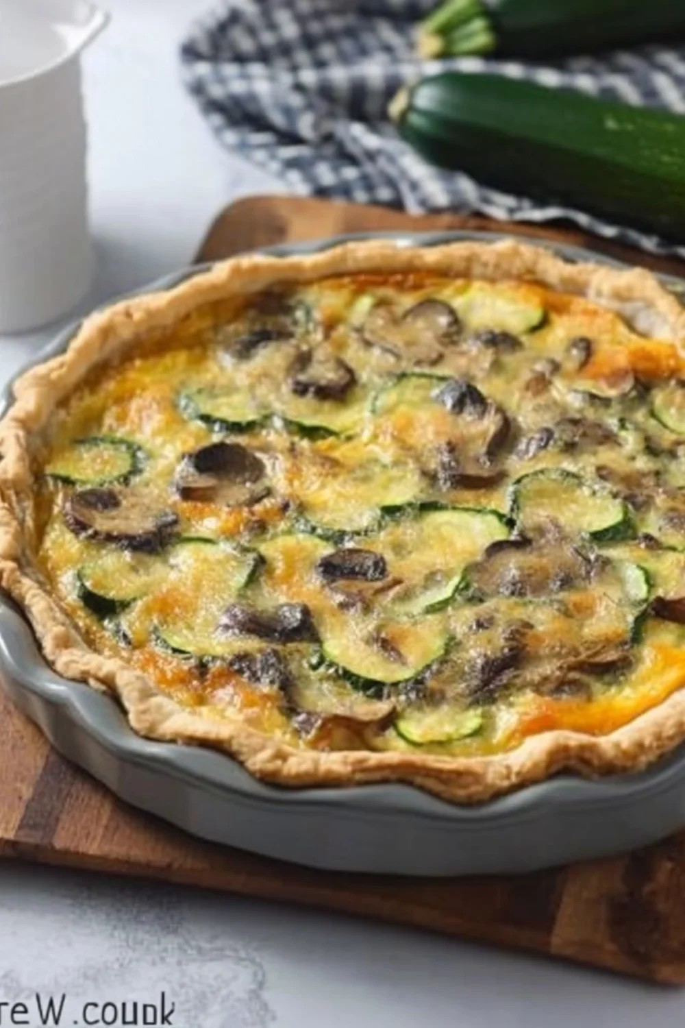 Zucchini-Mushroom Quiche mit knusprigem Teigboden, frisch aus dem Ofen.